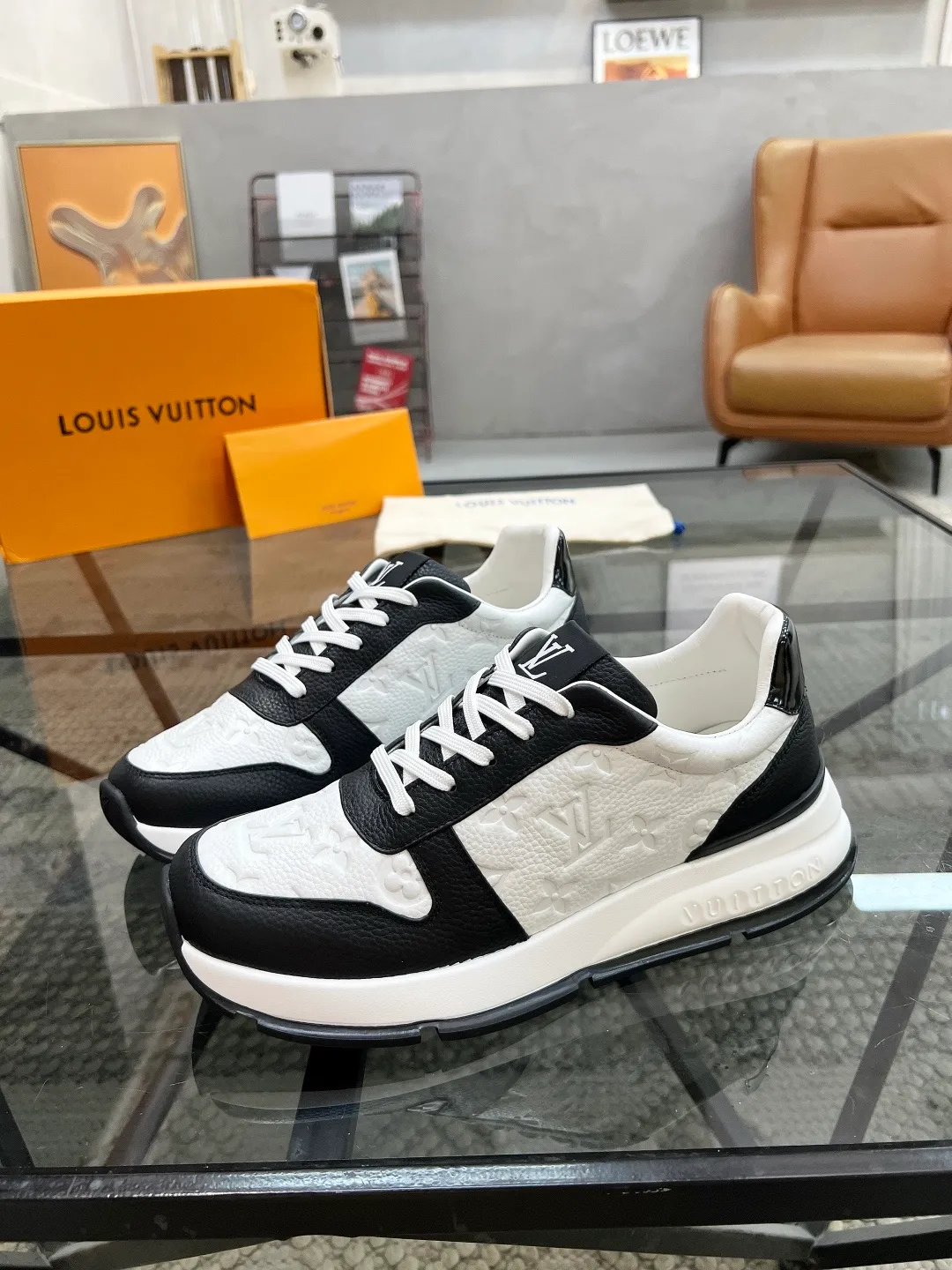 Factory price: 480💰LV🔍Top purchasing agent🇮🇹 Road Street God's new sneakers are coming and are available at counters simultaneously. Original factory configuration, original cowhide fabric imported from Italy, high-quality embossed splicing complex process, sports trendy person, imported water-dyed sheepskin lining, soles: Wang Yuan factory specially provides original soles, super comfortable, original factory single goods 🔍🔍High quality, you can enter and leave the counter at will, welcome to compare and synchronize with the counter, code number 38-44, customized 45